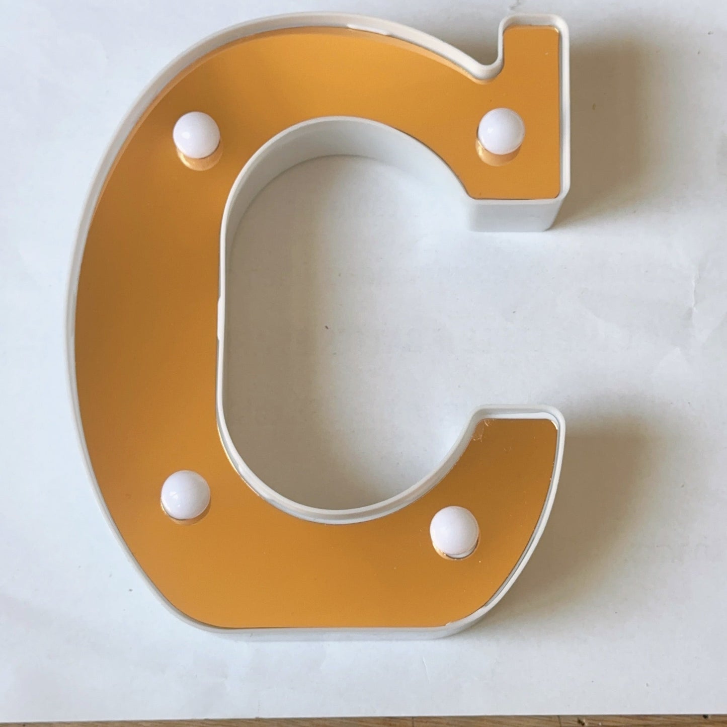 LAMPARA NUMERO LETRA DORADO 0-9 A-Z 16CM